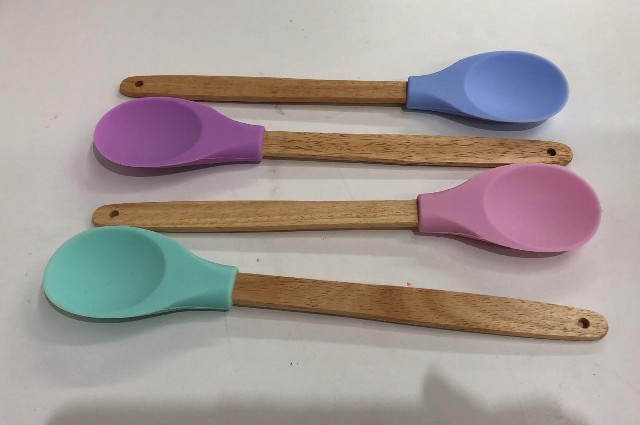 CUCHARA DE SILICONA MANGO DE MADERA